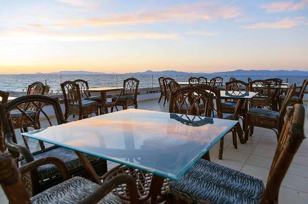 Hotel Dodeca Sea Resort- stoliki na świeżym powietrzu