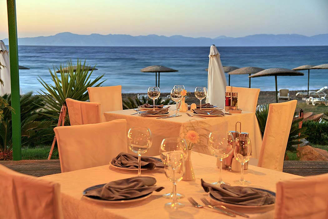 Hotel Dodeca Sea Resort - stoliki nad morzem