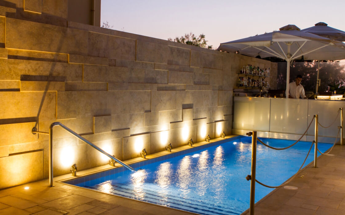 Bellevue Suites Hotel - podświetlony basen
