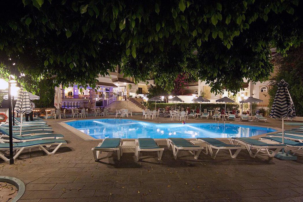 Kassandra Family Apt Hotel - podświetlony basen