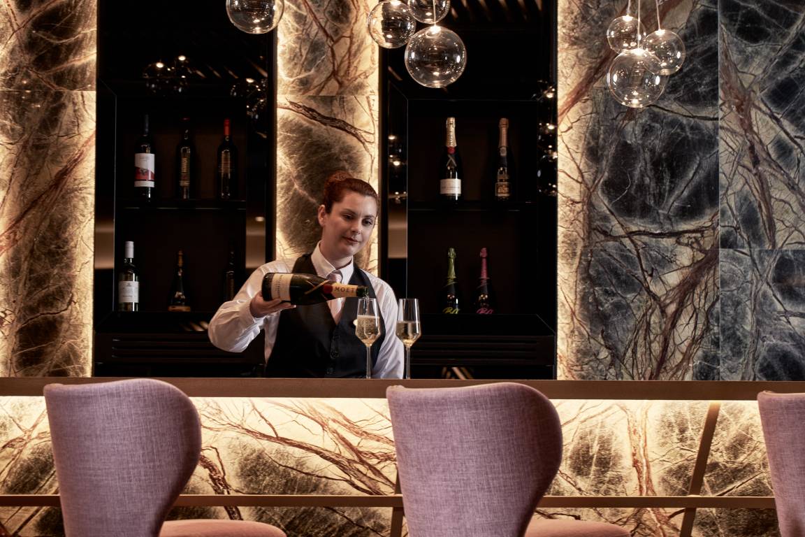 WINE & CHAMPAGNE BAR