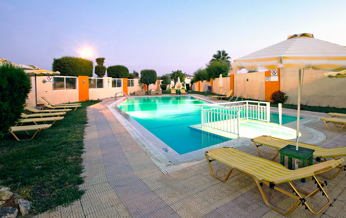 Hotel Maroula Studios - leżaki przy basenie
