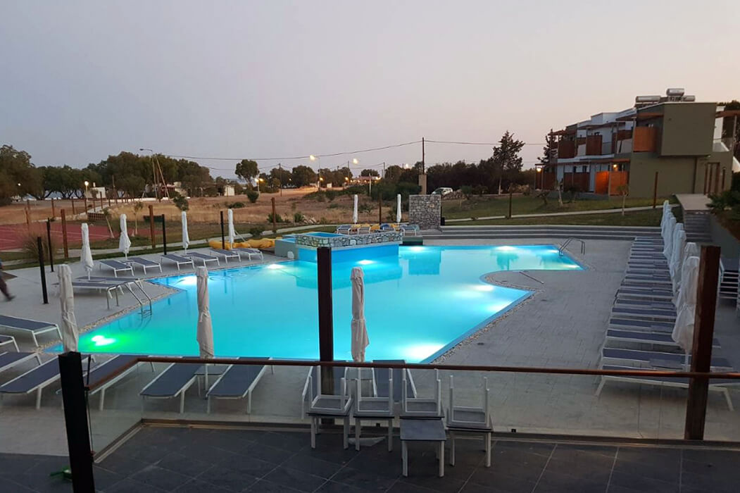 Zenith Seaside Hotel - podświetlony basen