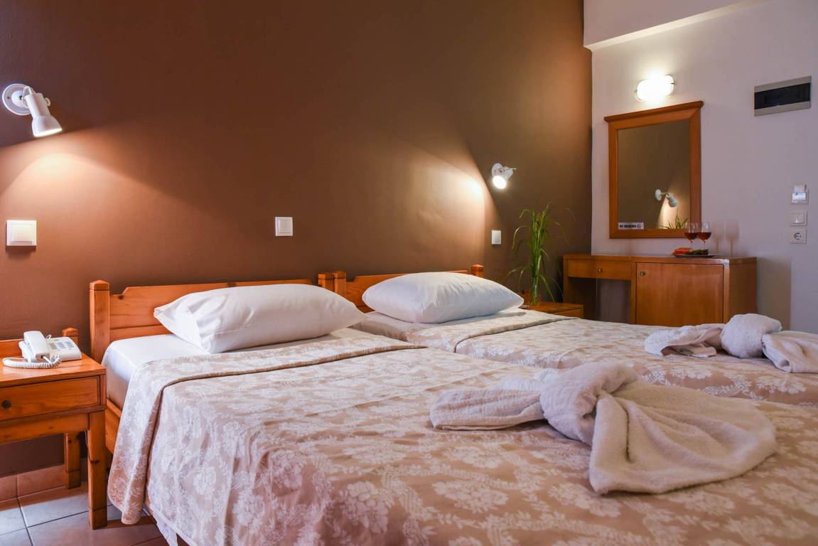 DOUBLE ROOM