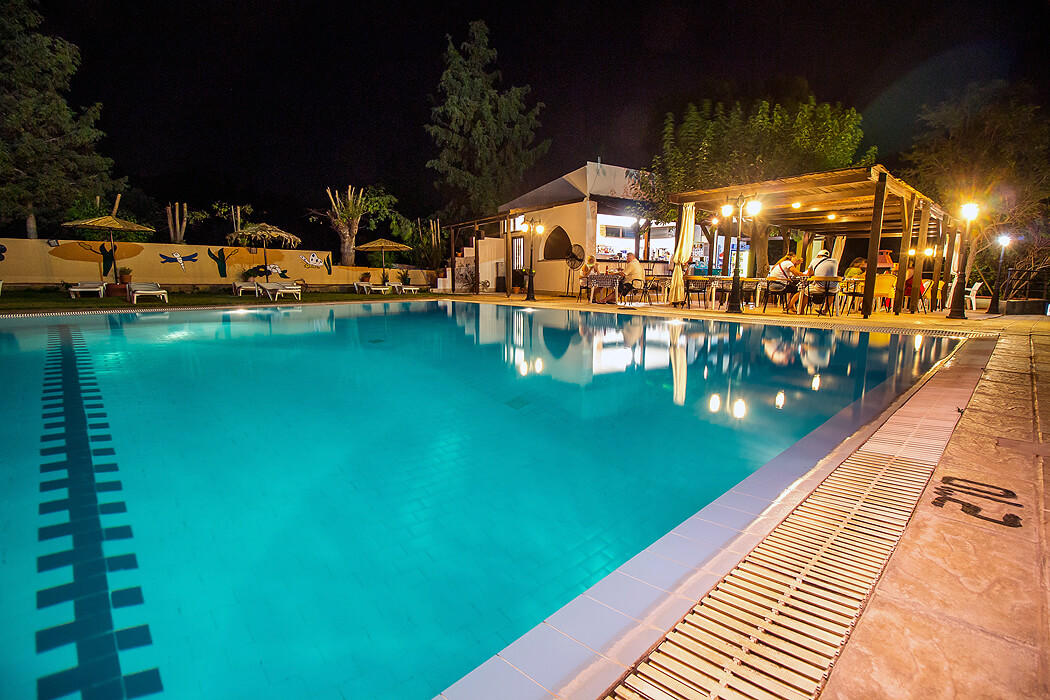 Achousa Hotel - podświetlony basen