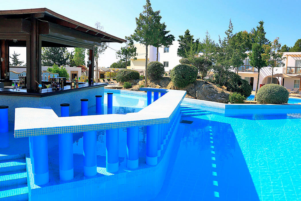 Hotel Labranda Kiotary Bay - bar w basenie