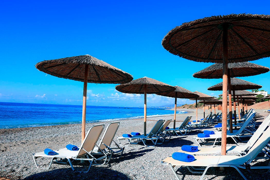 Hotel Labranda Kiotary Bay - leżaki i parasole na plaży