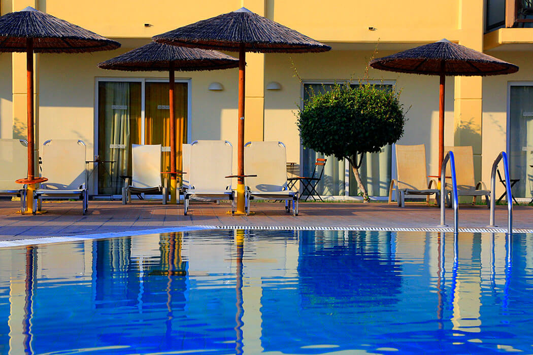 Hotel Labranda Kiotary Bay - leżaki przy basenie