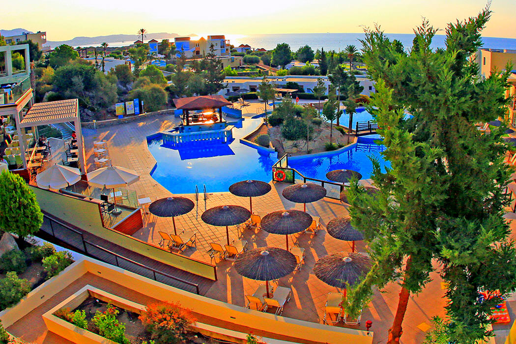 Hotel Labranda Kiotary Bay - widok na basen i morze