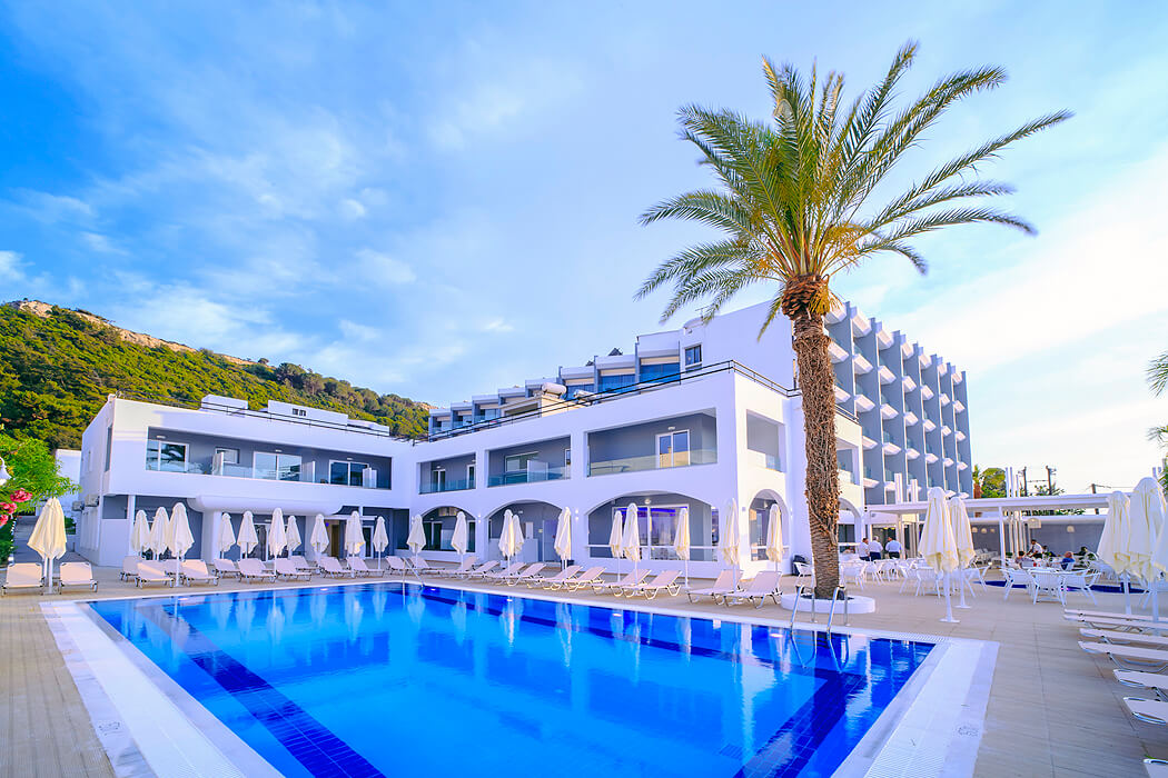 Oceanis Park Hotel - leżaki przy basenie