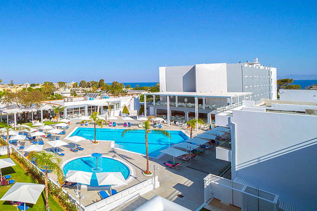 Oceanis Park Hotel - widok na teren hotelu