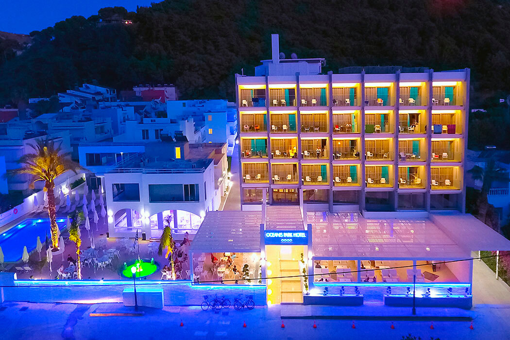 Oceanis Park Hotel - widok nocą