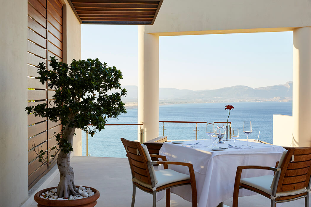 Lindos Blu Luxury Hotel & Suites - posiłek z widokiem