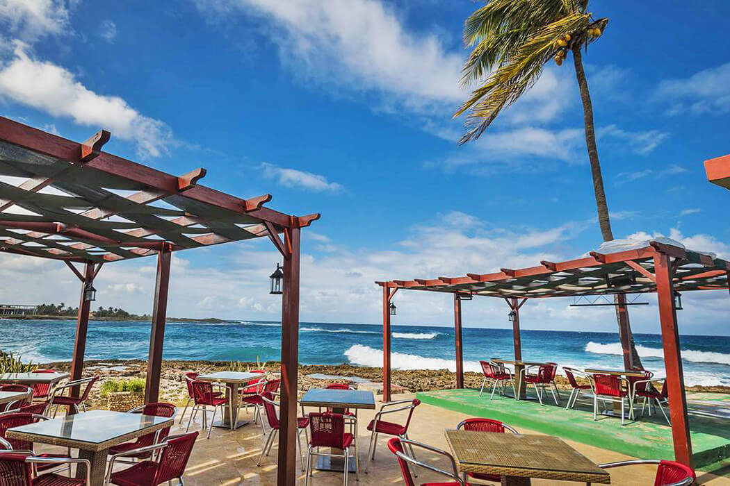 Hotel Villa Bacuranao - restauracja na plaży