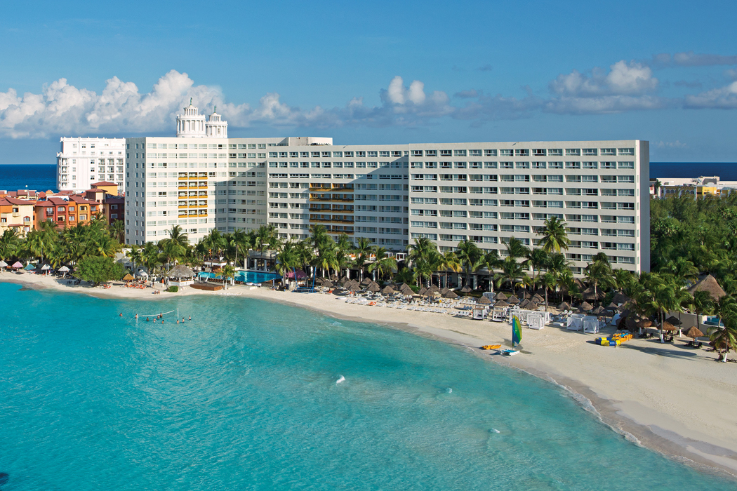 Hotel Dreams Sands Cancun Resort & Spa - budynek główny przy plaży